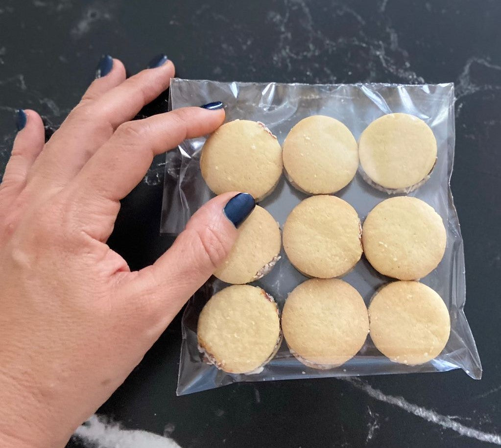 Mini alfajor de maicena con coco-caja con 12 piezas