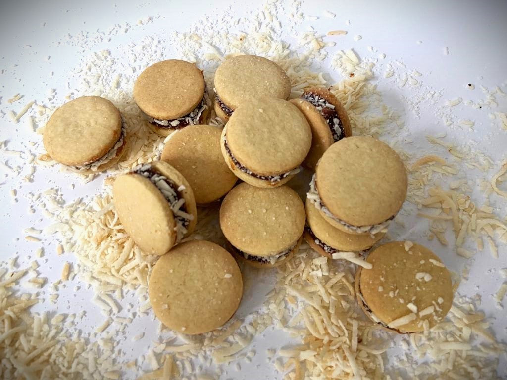 Mini alfajor de maicena con coco-caja con 12 piezas